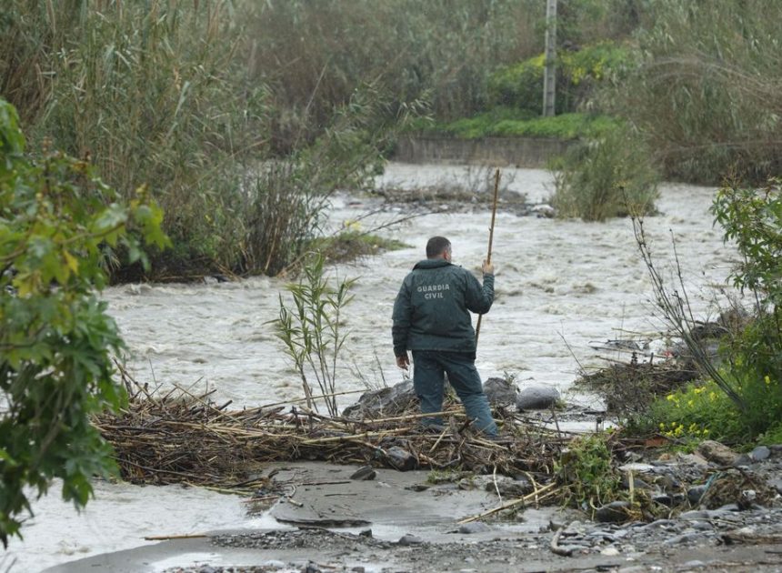 Localizado un cadáver a un kilómetro de donde desapareció una mujer en Sayalonga (Málaga) durante el temporal
