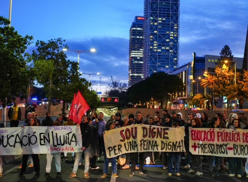 La huelga de profesores en Catalunya arranca con cortes de carreteras
