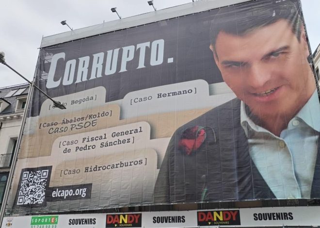 Una jueza rechaza la denuncia del PSOE contra HazteOir por las lonas y camiones en los que llama “corrupto” a Sánchez