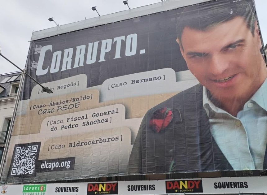 Una jueza rechaza la denuncia del PSOE contra HazteOir por las lonas y camiones en los que llama “corrupto” a Sánchez