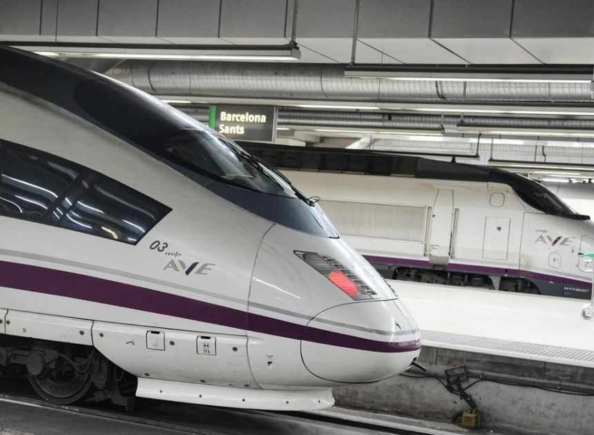 Adif pide a Renfe, Ouigo e Iryo suspender los últimos trenes diarios entre Madrid y Barcelona para trabajar en la vía
