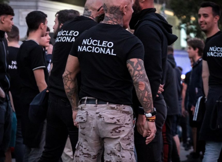 Los Mossos detienen a cuatro personas vinculadas al grupo ultra Núcleo Nacional por pintadas xenófobas