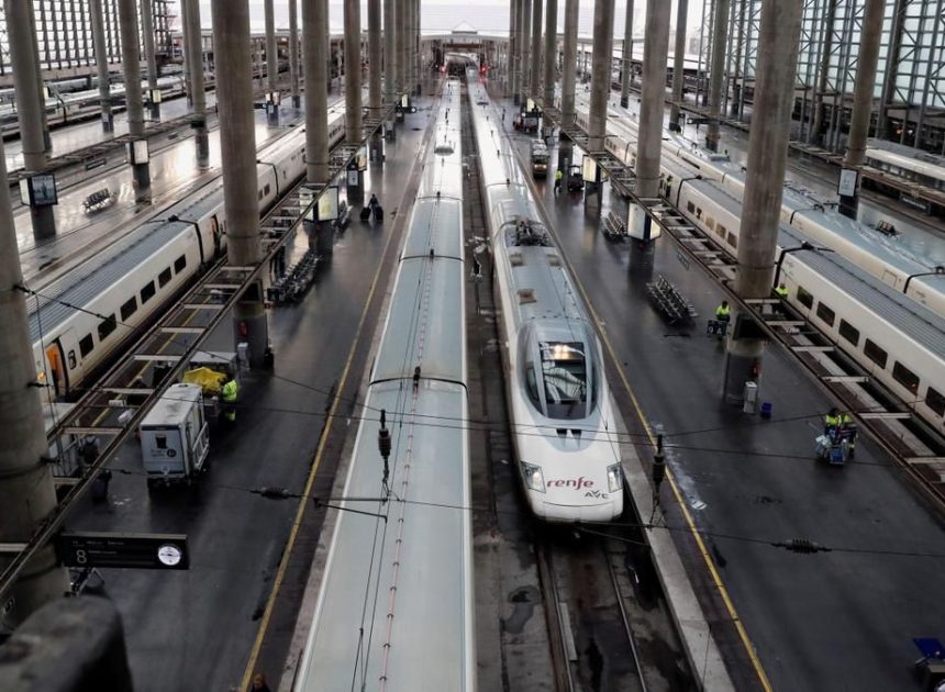 Renfe, Iryo y Ouigo aceptan que el trayecto entre Madrid y Barcelona dure 25 minutos más por las revisiones de Adif