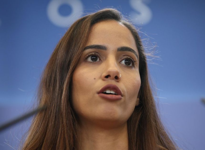 La diputada Tesh Sidi denuncia ante la Policía amenazas de muerte y mensajes de odio en redes: «Acabarás fusilada»