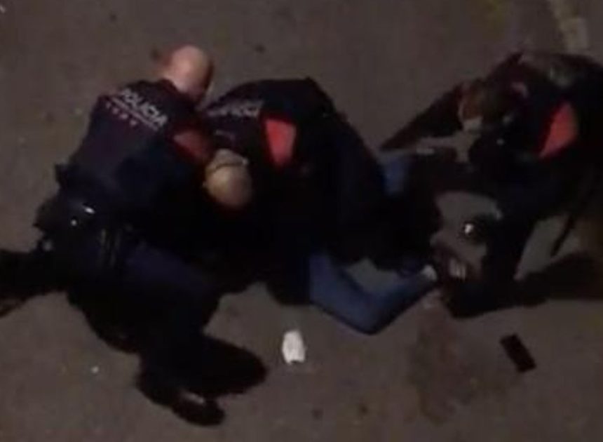 El TSJ catalán rebaja a cuatro años de cárcel la pena a los mossos que agredieron y detuvieron ilegalmente a un joven