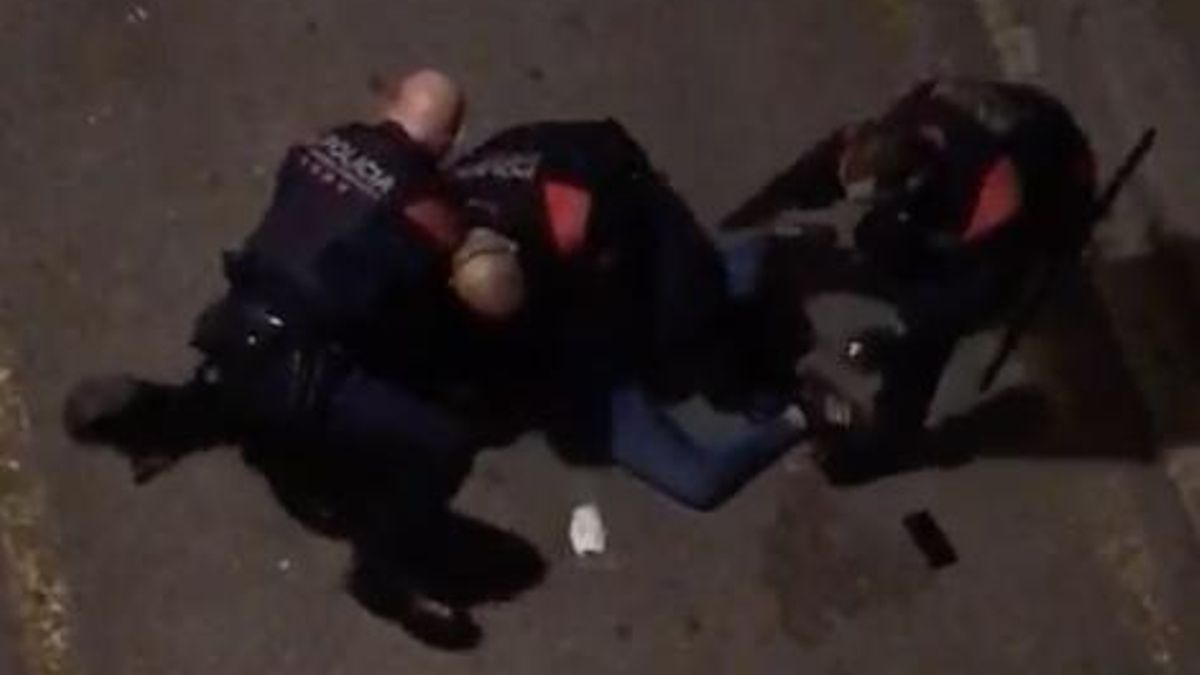 El TSJ catalán rebaja a cuatro años de cárcel la pena a los mossos que agredieron y detuvieron ilegalmente a un joven