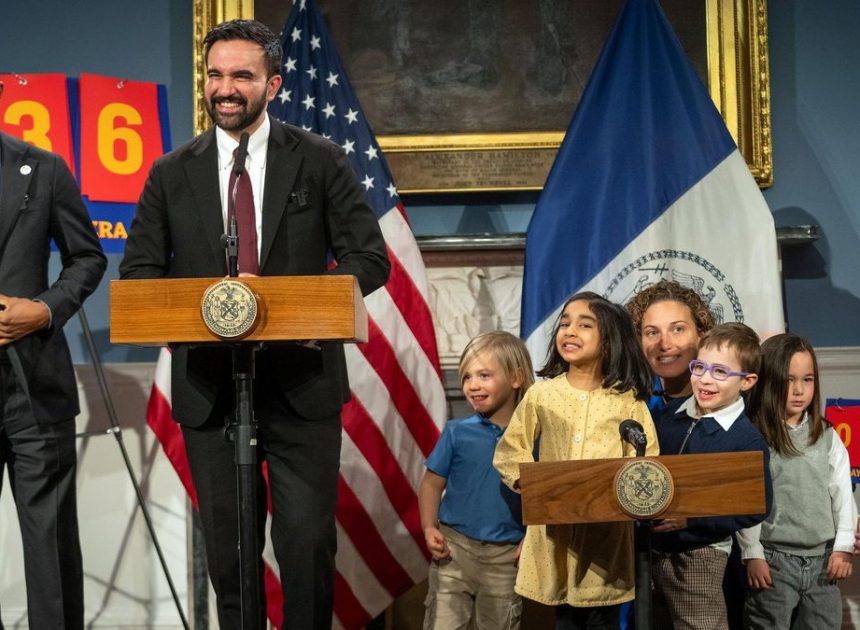 “Gracias por tomaros un descanso del abecedario para ayudarme”: la divertida rueda de prensa de Mamdani rodeado de niños