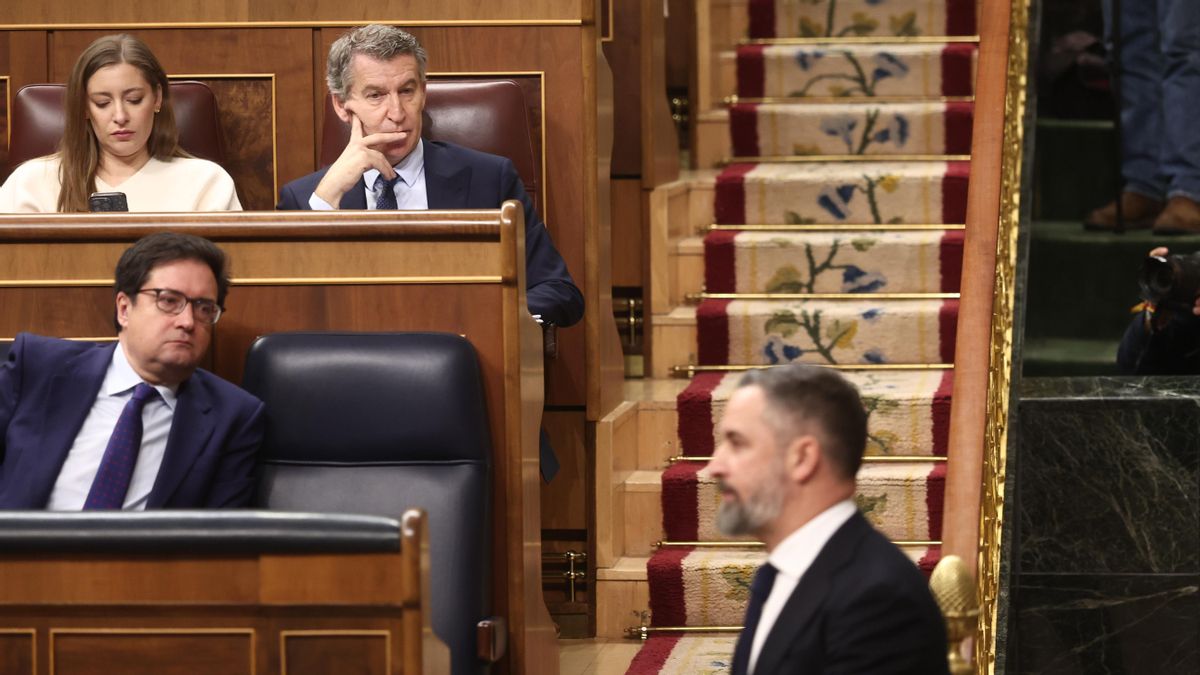 La amenaza de una repetición electoral en Extremadura por el bloqueo de Vox sume al PP en el desconcierto