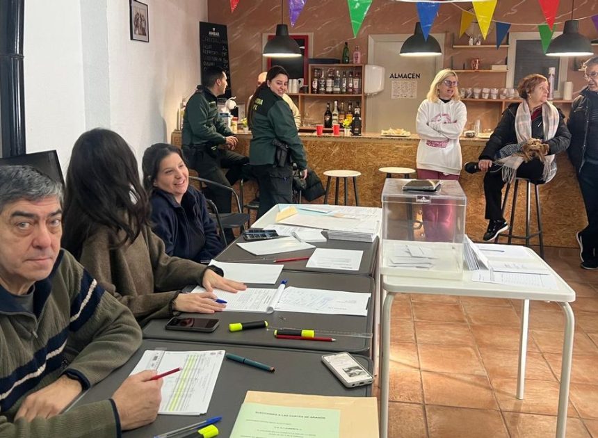 Un vecino rompe el ritmo electoral de Salcedillo, el pueblo de Teruel en el que votan todos a la vez