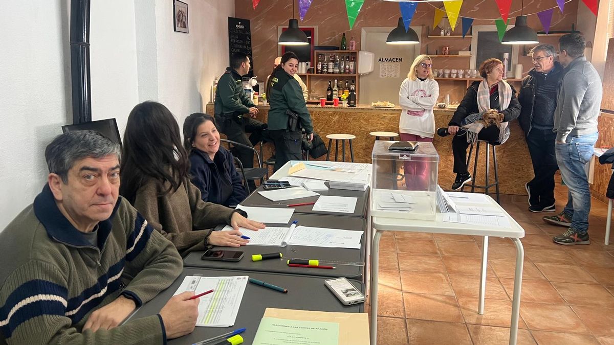 Un vecino rompe el ritmo electoral de Salcedillo, el pueblo de Teruel en el que votan todos a la vez