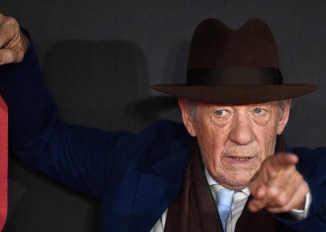 Ian McKellen recurre a Shakespeare para protestar contra el ICE y las políticas migratorias de Trump en el show de Stephen Colbert