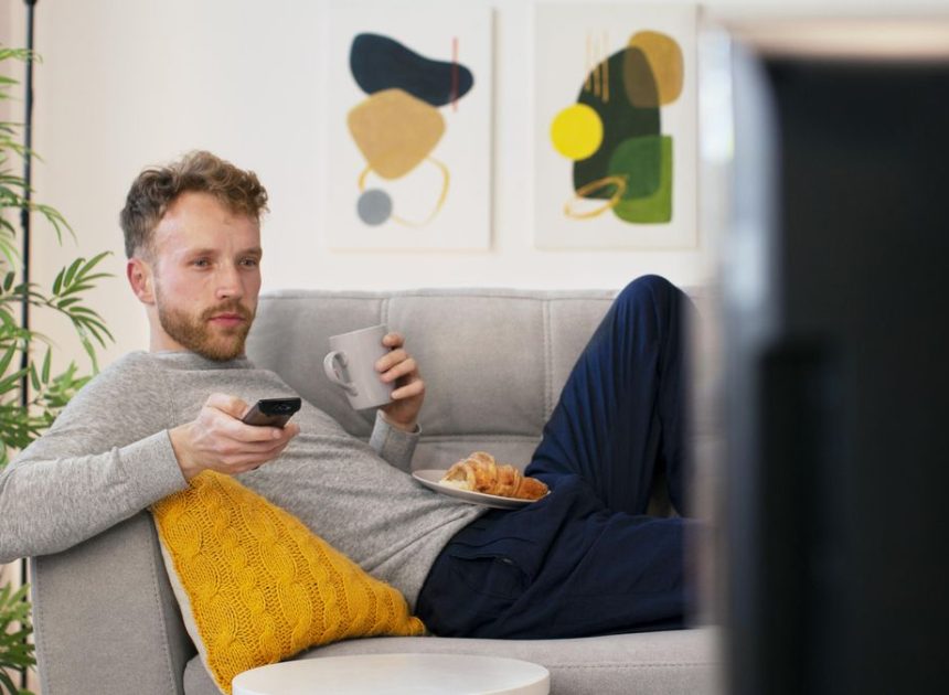 Una fisioterapeuta explica cuál es la postura correcta en el sofá: “Es mucho más importante que el sofá”