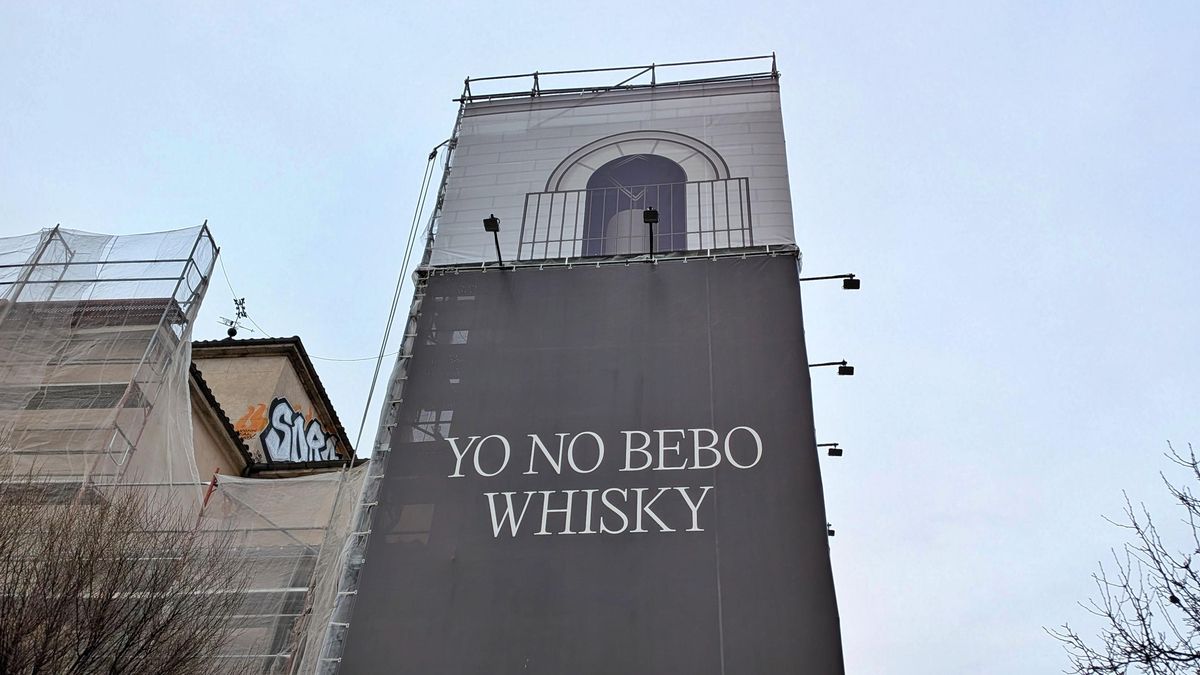 Una iglesia del centro de Madrid publicita con dos lonas gigantes la campaña de una bebida con 40º de alcohol