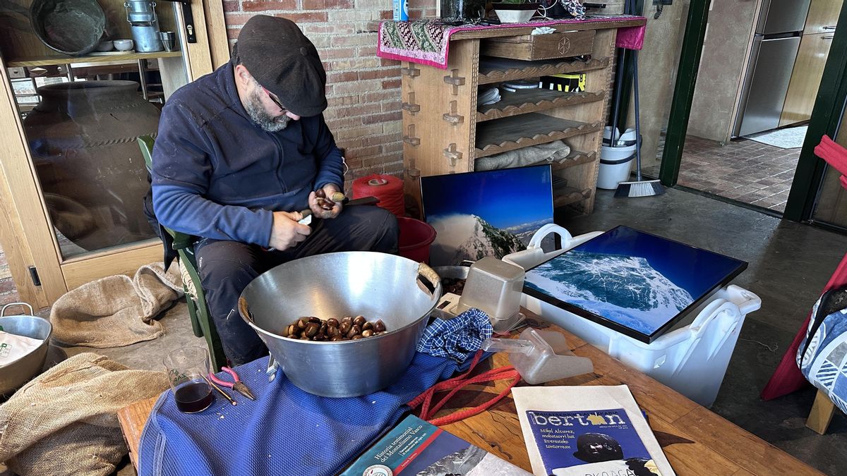 De subir las cimas del mundo a vender castañas en Pamplona: «El Everest me ha dado autoestima; pero ser castañero, el prestigio»