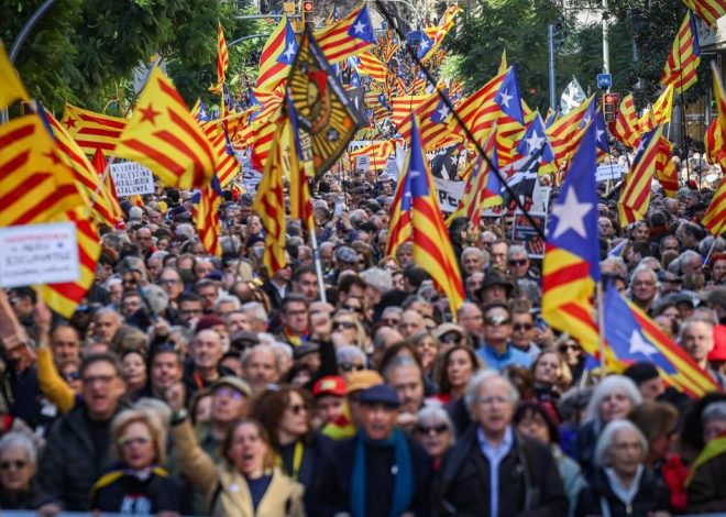 La ANC y el Consell de la República denuncian el caos de Cercanías en una marcha que reúne a miles de personas