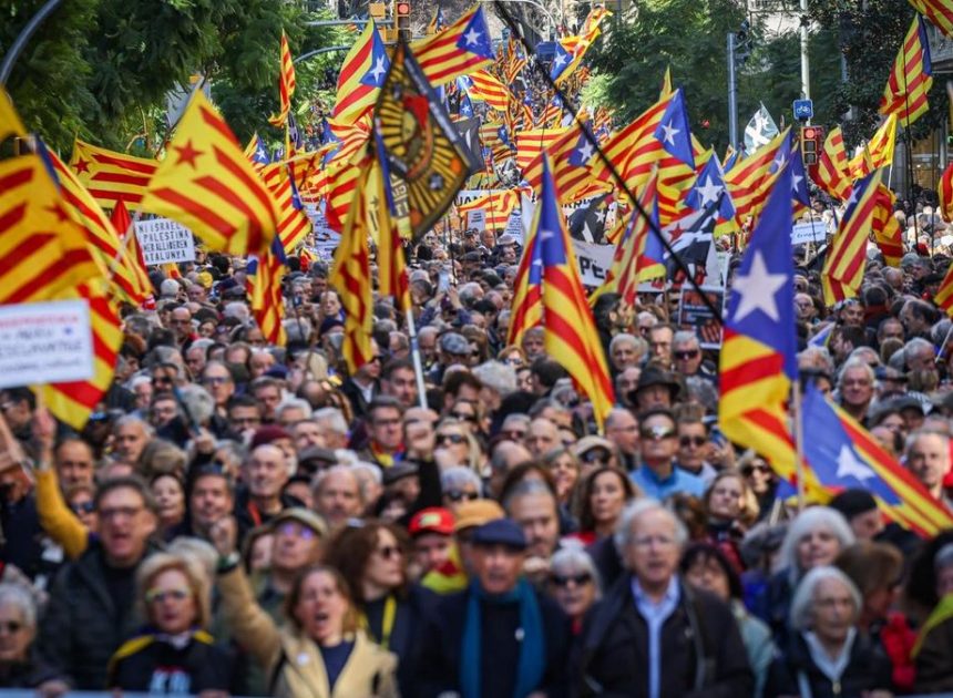 La ANC y el Consell de la República denuncian el caos de Cercanías en una marcha que reúne a miles de personas