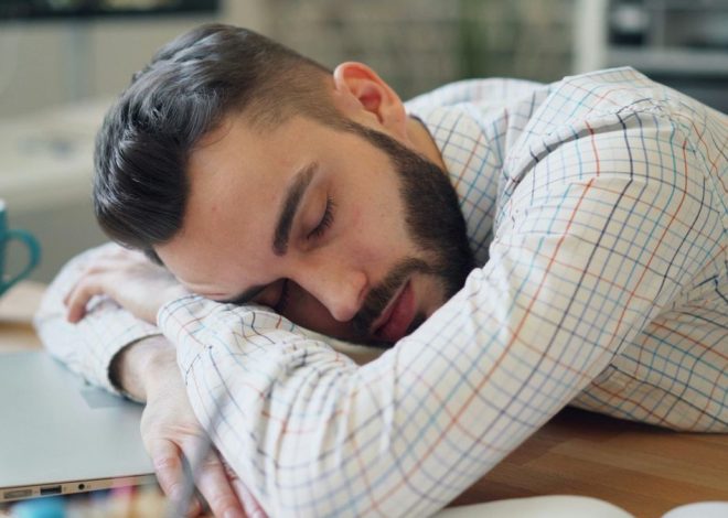 Una especialista aclara por qué sigues cansado aunque duermas más horas: “Levantarse a las 11 para recuperar sueño atrasado no es natural»