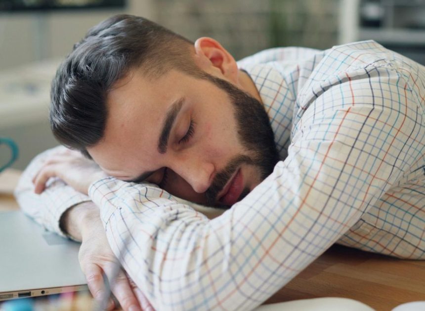 Una especialista aclara por qué sigues cansado aunque duermas más horas: “Levantarse a las 11 para recuperar sueño atrasado no es natural»