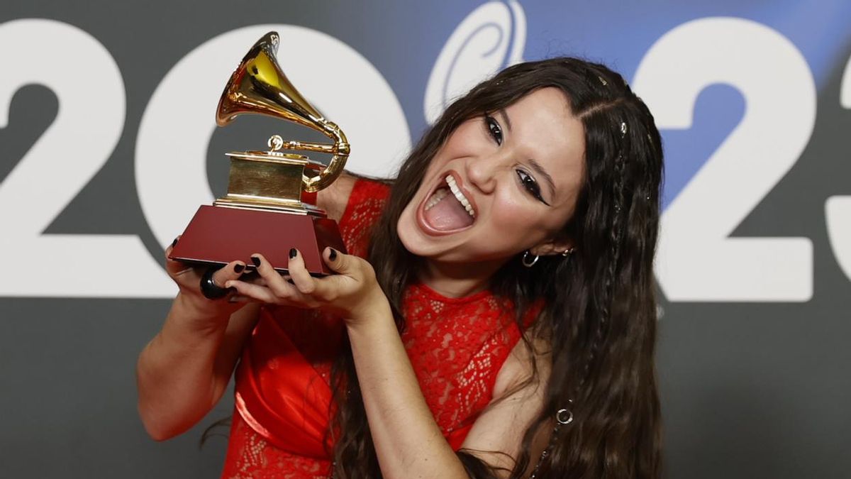 Joaquina, la cantante más joven en ganar el Latin Grammy que alerta del “fanatismo en las redes”