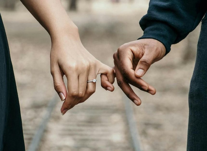 Conectar con uno mismo, cuidar los detalles y el contacto físico: seis consejos de una terapeuta de parejas para mejorar nuestra relación