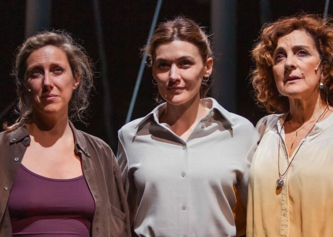 Alberto Conejero sorprende con un profundo retrato generacional de la mujer en ‘Tres noches en Ítaca’