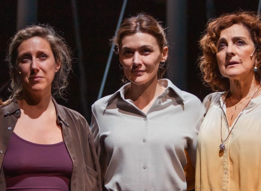 Alberto Conejero sorprende con un profundo retrato generacional de la mujer en ‘Tres noches en Ítaca’