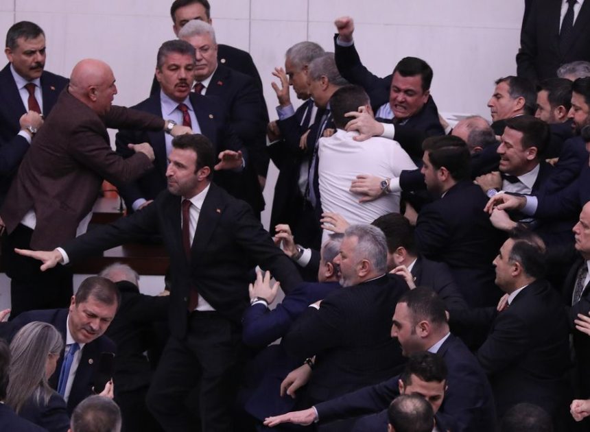Pelea a puñetazos en el Parlamento de Turquía por el polémico nombramiento del nuevo ministro de Justicia de Erdogan