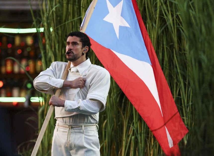 Bad Bunny saca los colores a EEUU en la Super Bowl de los latinos: «Seguimos aquí»