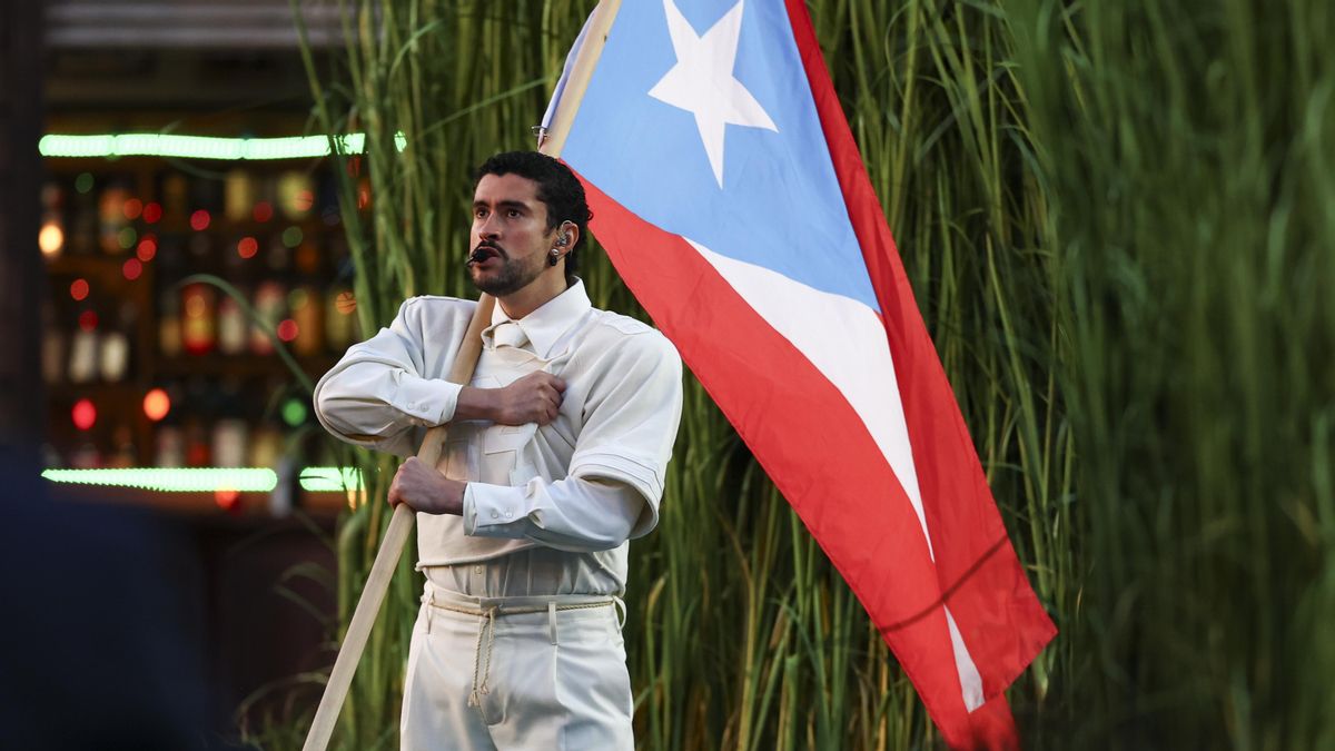 Bad Bunny saca los colores a EEUU en la Super Bowl de los latinos: «Seguimos aquí»