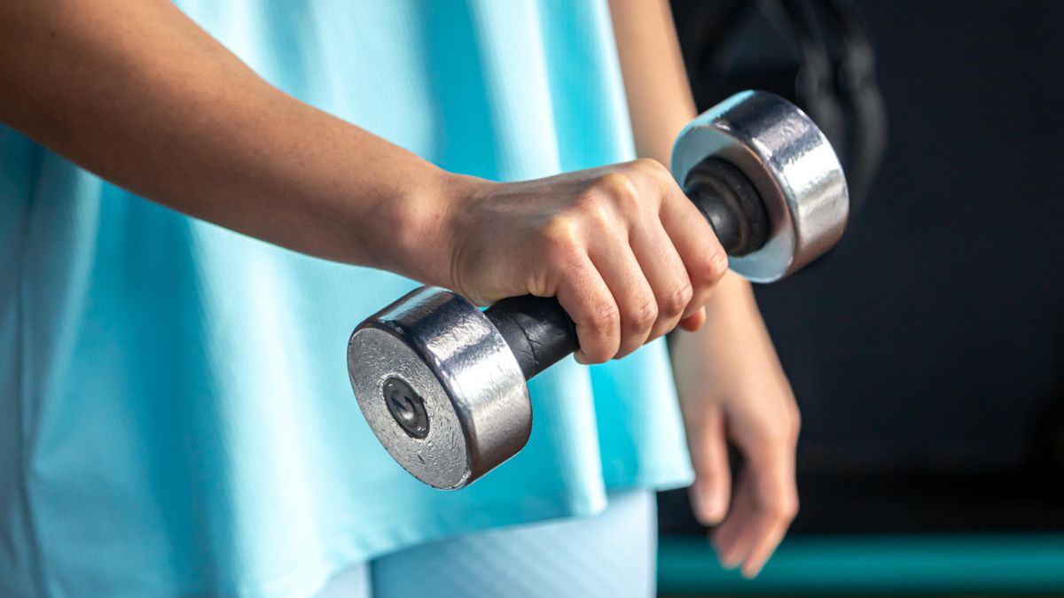 Levantar pesas lento o rápido: por qué contar los segundos te ayuda a ganar fuerza y seguridad