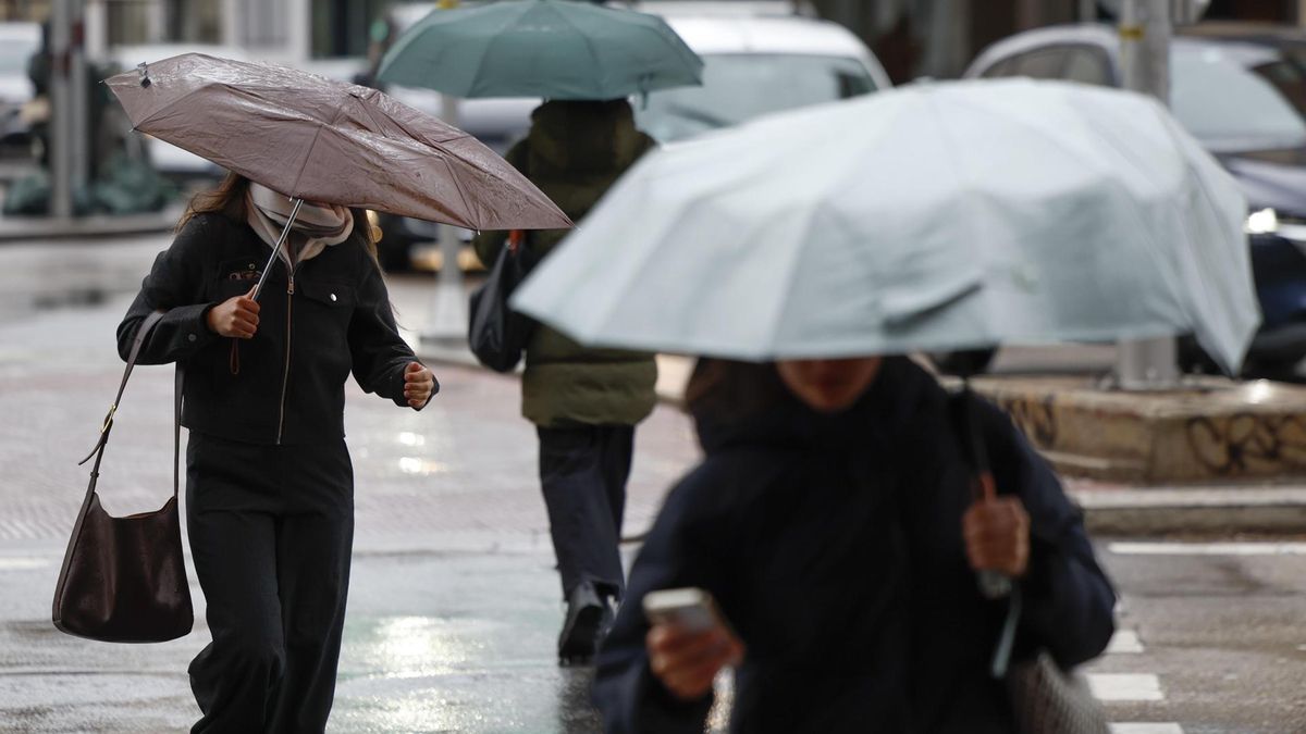 La borrasca Oriana ya es una realidad en Madrid: lluvia generalizada y rachas muy fuertes de viento
