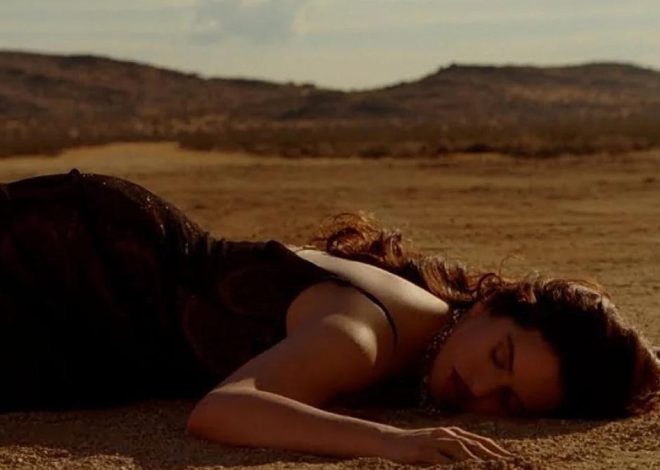 Rosalía levita y prende fuego a un Rolls-Royce en el videoclip de ‘Sauvignon Blanc’