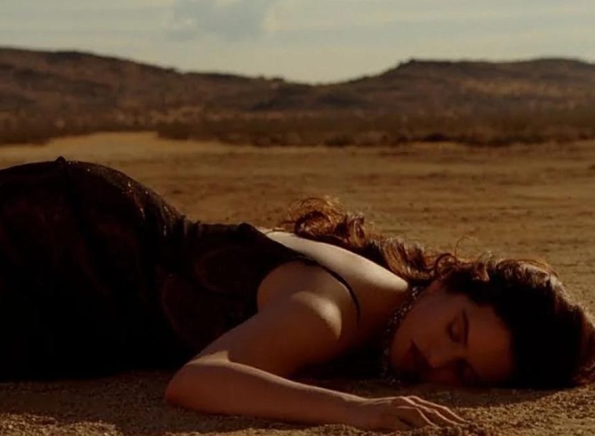 Rosalía levita y prende fuego a un Rolls-Royce en el videoclip de ‘Sauvignon Blanc’