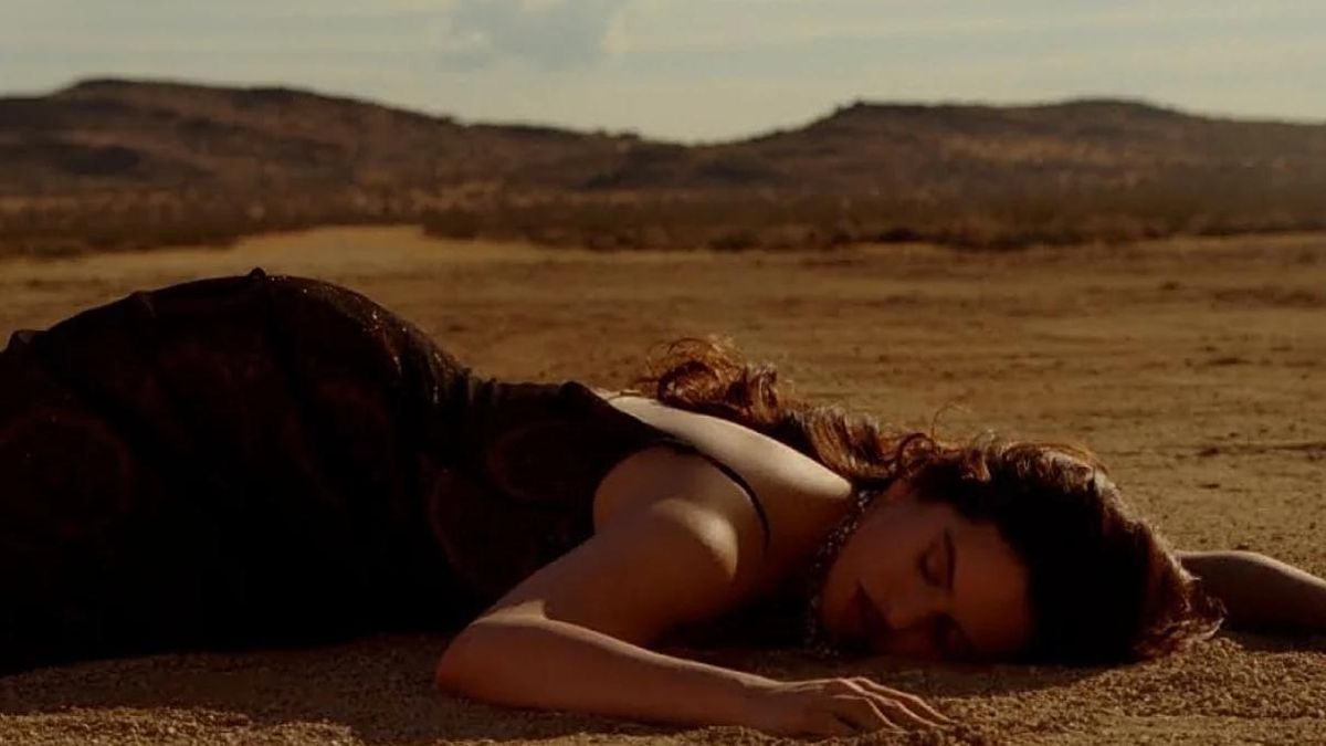 Rosalía levita y prende fuego a un Rolls-Royce en el videoclip de ‘Sauvignon Blanc’