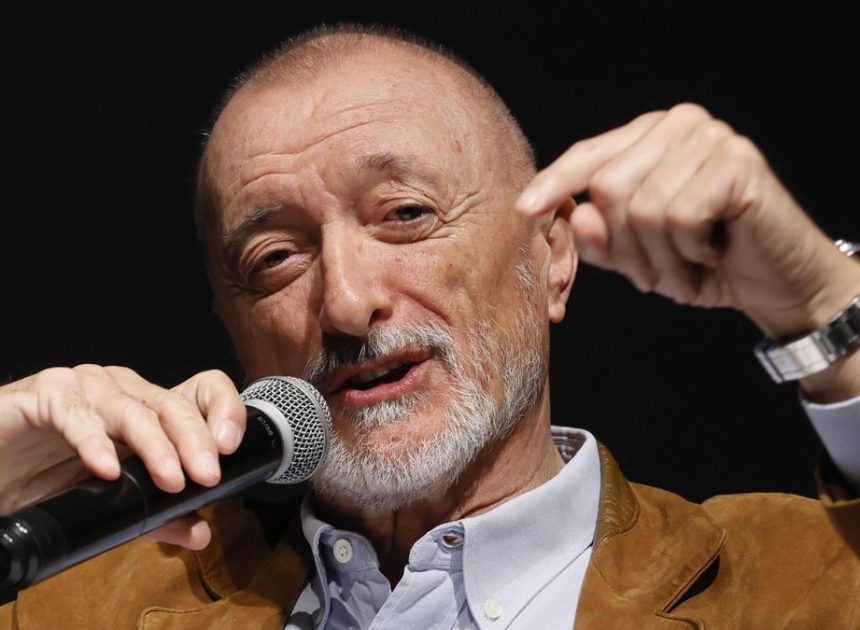 Pérez-Reverte culpa del aplazamiento de la jornada sobre la Guerra Civil a Pablo Iglesias, al que reta a acudir al ciclo