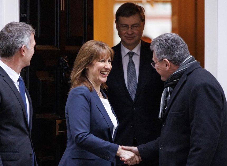 La ministra de Economía británica dice ahora que “el premio gordo” para el Reino Unido es acercarse más a la UE