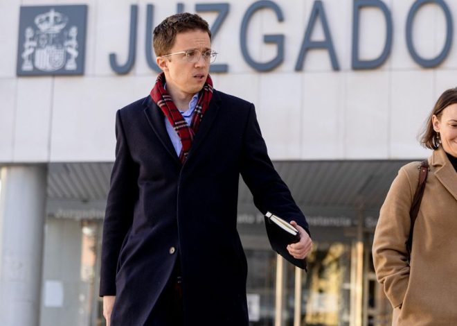 El juez cita a Errejón para notificarle la apertura de juicio después de que Mouliàa le comunicara que mantiene la acusación