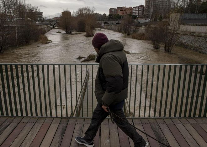 La Comunidad de Madrid en aviso por viento muy fuerte y sin remitir la lluvia, aunque baja de intensidad