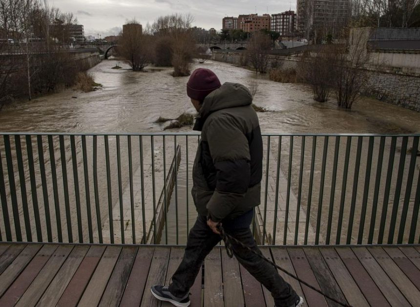 La Comunidad de Madrid en aviso por viento muy fuerte y sin remitir la lluvia, aunque baja de intensidad