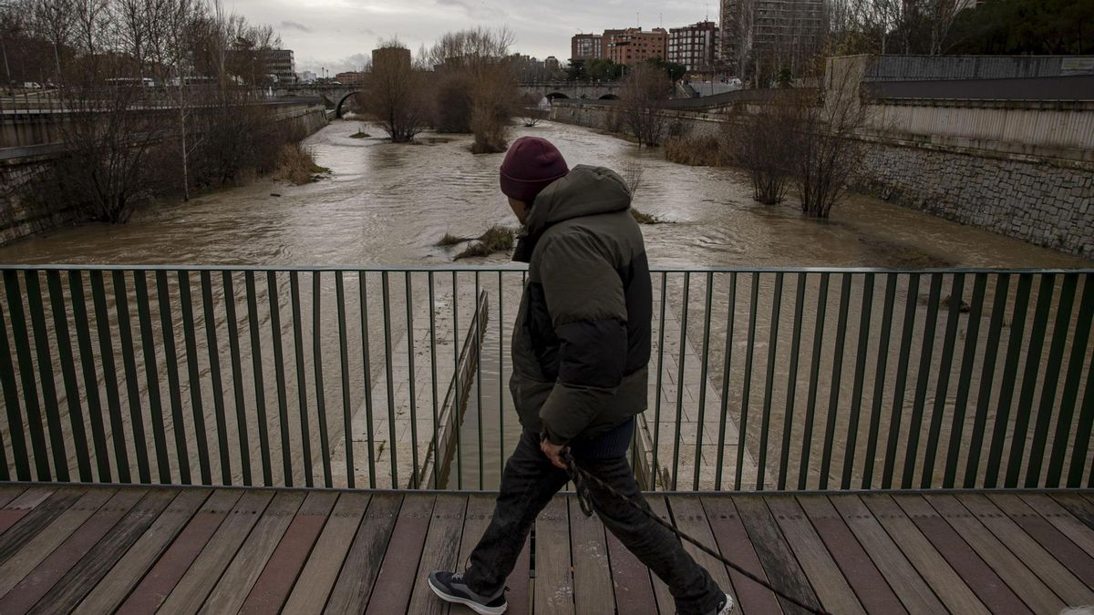 La Comunidad de Madrid en aviso por viento muy fuerte y sin remitir la lluvia, aunque baja de intensidad
