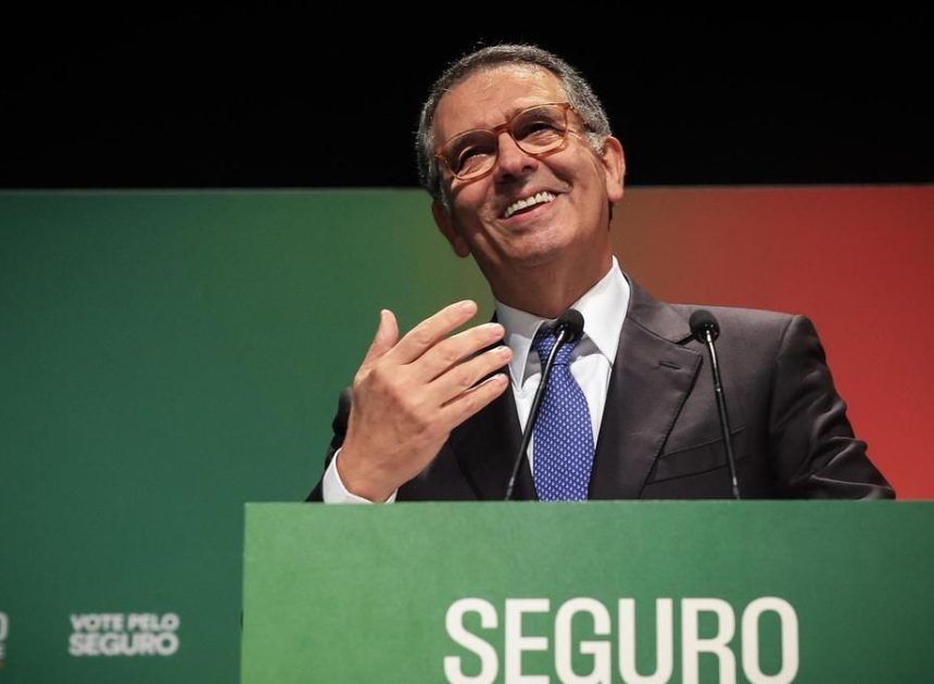 El socialista António José Seguro arrasa al ultra André Ventura en las presidenciales de Portugal