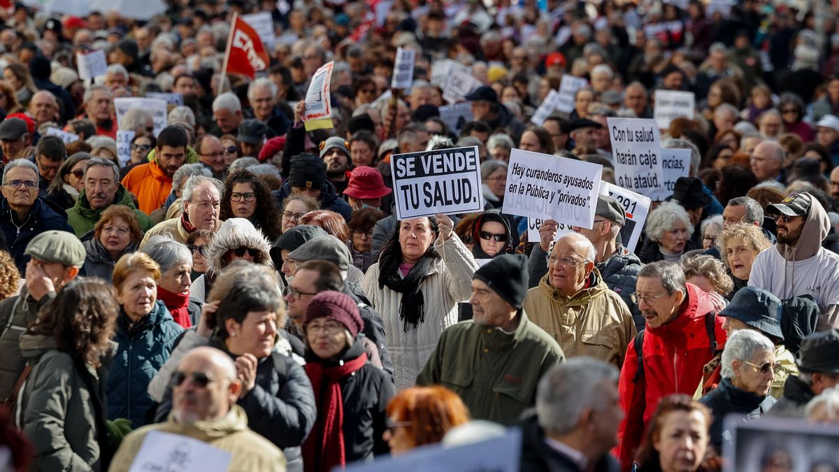 Una manifestación recorre Madrid contra el «deterioro intencionado» de Ayuso de la sanidad pública: «No hay cura para el PP»