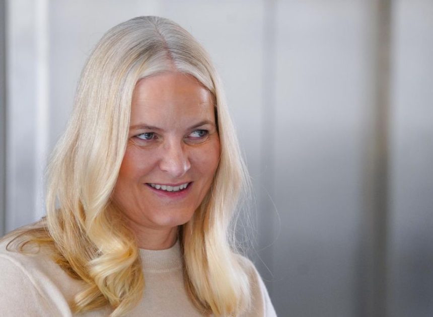 «Es simplemente vergonzoso»: escándalo en Noruega por los correos electrónicos de la princesa Mette-Marit a Epstein
