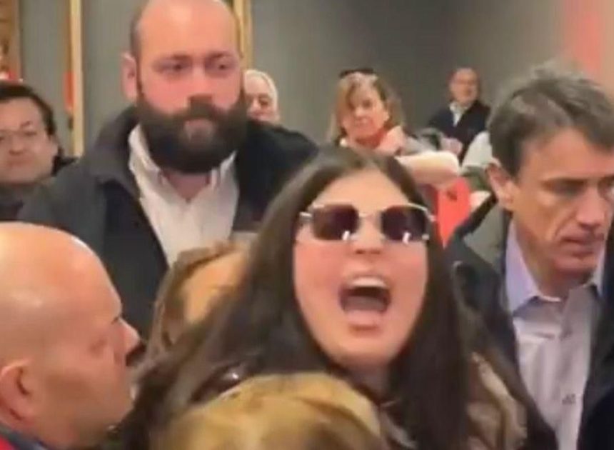 La mujer que ha insultado a Pedro Sánchez en el mitin de Teruel y ha sido expulsada es una concejala del PP valenciano