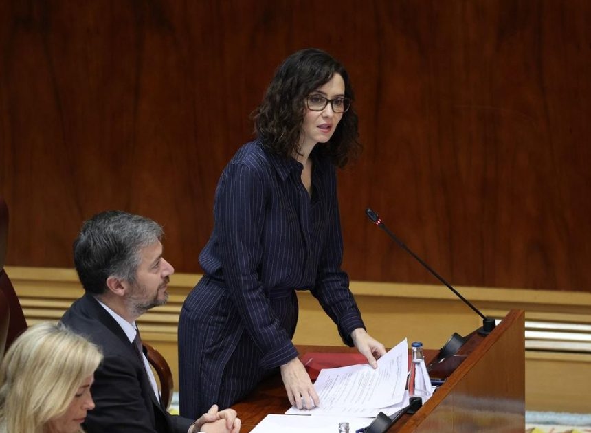 La izquierda acusa a Ayuso de proteger al alcalde de Móstoles y ella responde con ETA e insultos: «Son unos tristes»
