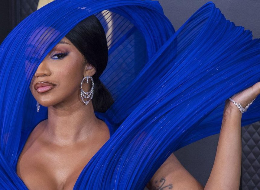 Cardi B desafía al ICE en su concierto: «Si vienen aquí, les patearemos el culo»