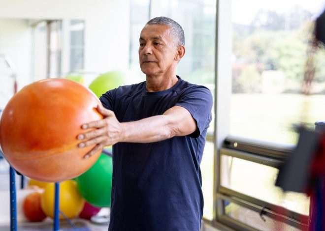 Una rutina de ejercicios con el balón medicinal que son tan efectivos como las pesas