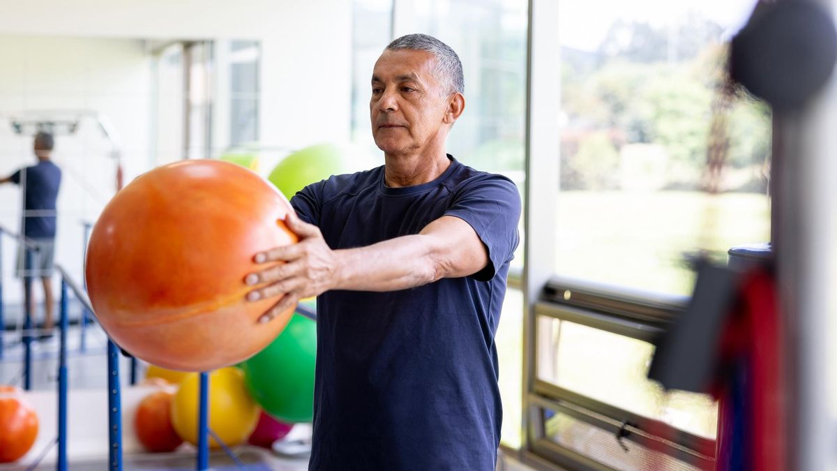 Una rutina de ejercicios con el balón medicinal que son tan efectivos como las pesas
