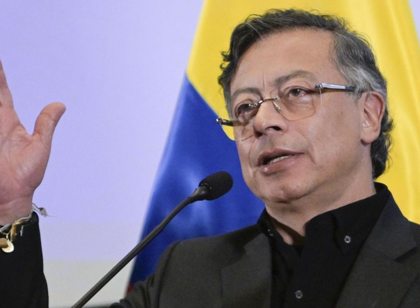 Petro destituye a un general en Colombia tras acusarlo de intentar colocarle droga en el coche