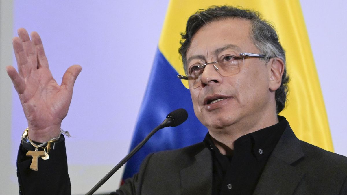 Petro destituye a un general en Colombia tras acusarlo de intentar colocarle droga en el coche